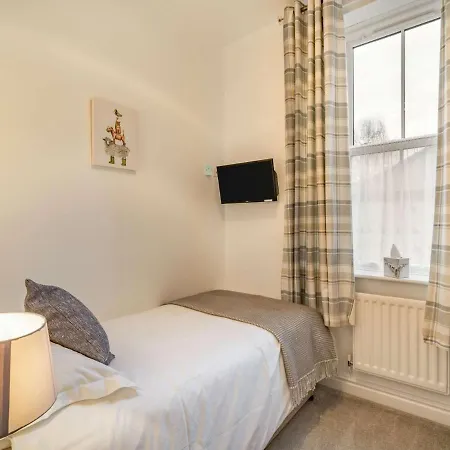 Holiday home 2 Bed In Sz062 *